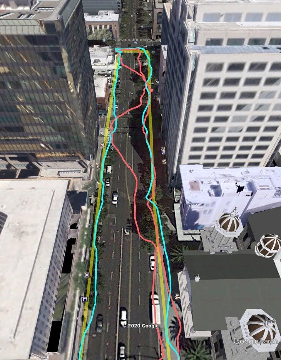 Google bruker nå sine verdensomspennende 3D-kartdata til å korrigere GPS-signalene i byene. Den gule linjen viser hvor brukeren faktisk går, mens den røde linjen er det vanlig, ukorrigert GPS-en viser. Den blå linjen viser ruten der posisjonen korrigeres med hjelp av 3D-kartene.