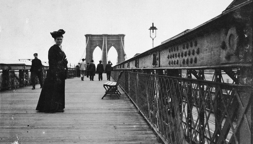 En norsk kvinne på toppen av Brooklyn Bridge i 1905.