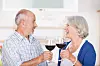 Et eldre par med rødvin