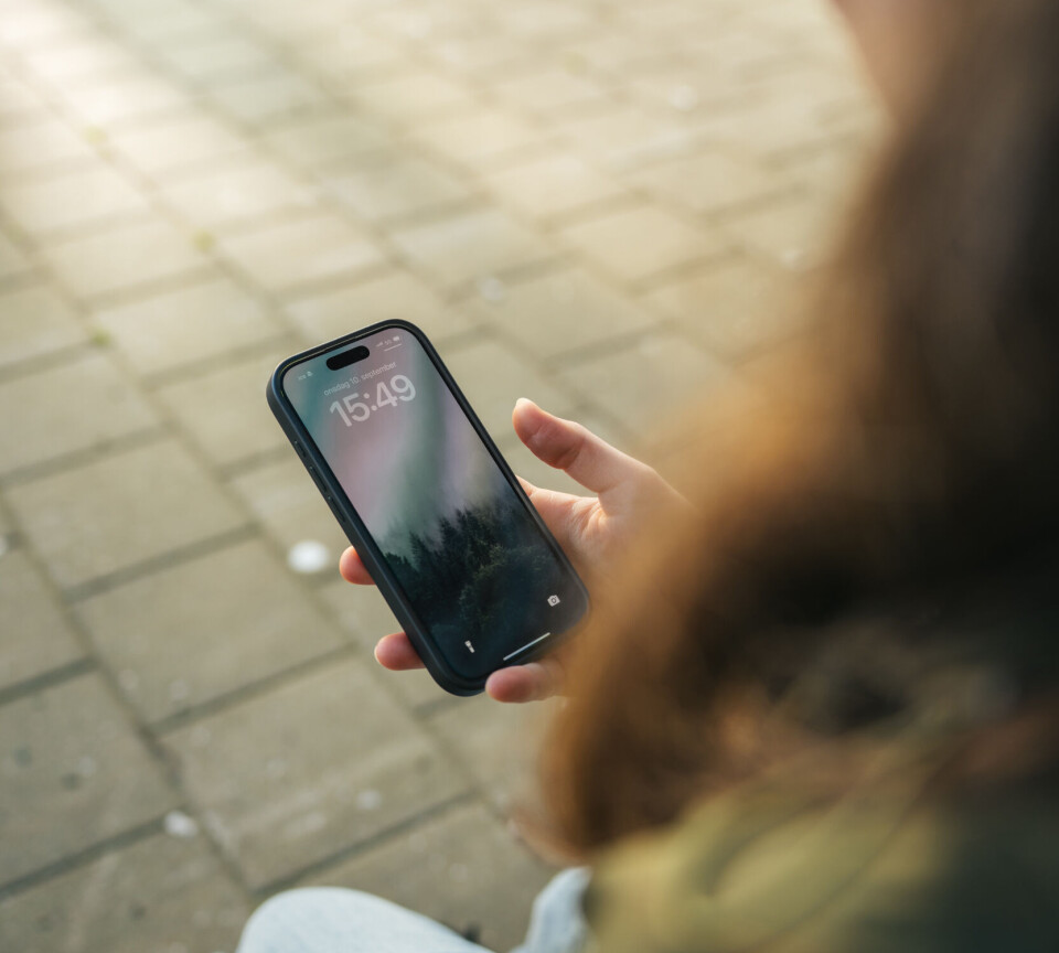 – Når vi alle er hekta på telefonen er det lett å spre tvil og desinformasjon, sier Gunhild Hoogensen Gjørv.