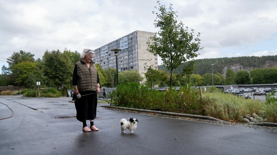 Tone Van Deurs og hunden Happy trives godt på Ammerud. De har alt de trenger i nærheten.
