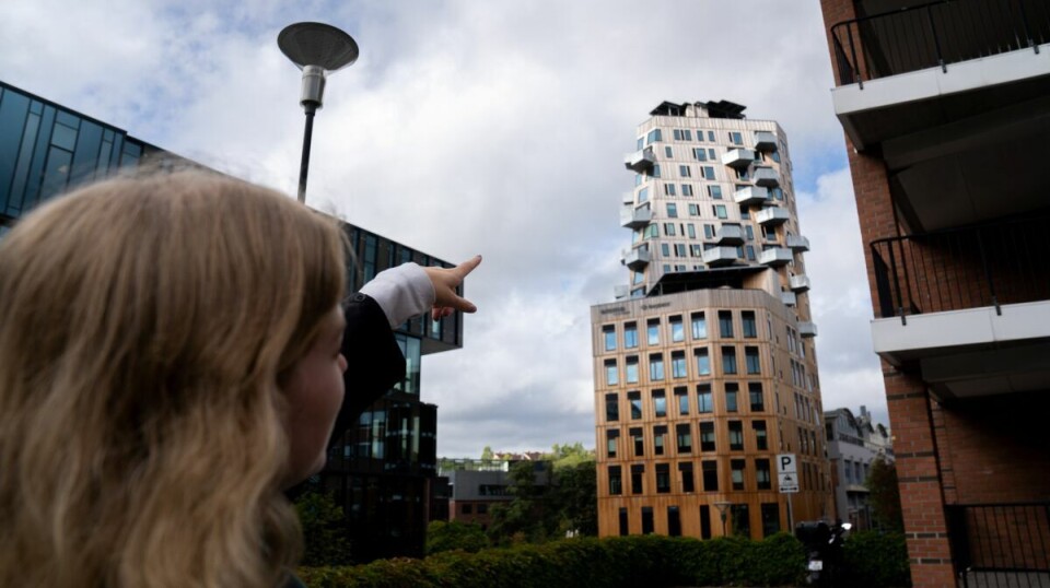 Vertikal er det første folk legger merke til når de kommer opp fra T-banen i Nydalen. Det likner ikke på noe annet bygg. Nora Berg Tveter har tilbrakt mange timer med å studere det.