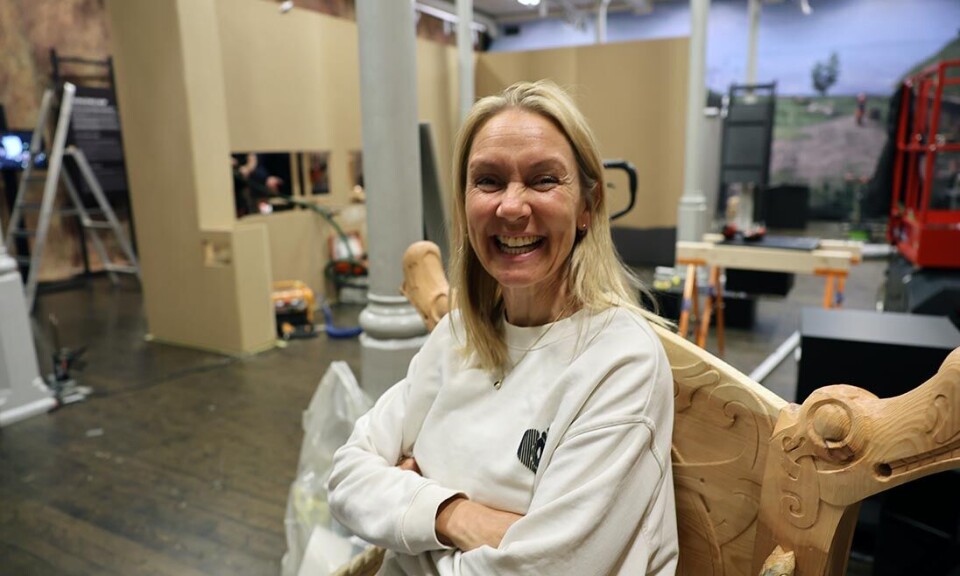 Ellen Grav er ikke overbevist om sittekomforten, men sier det gir en helt spesiell følelse å sitte i denne stolen.