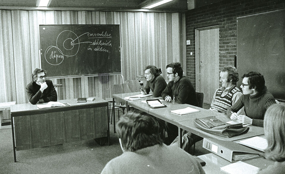 Rundt 1970 var flertallet av diakonstudentene fremdeles menn. Men nederst til høyre i bildet skimtes håret til en kvinne.