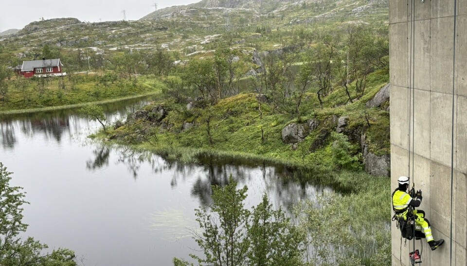 NGI-forskere installerer sensorer på Søsterbekkbroene langs Ofotbanen. Målingene skal gi ny kunnskap om hvordan vær, temperatur og belastning påvirker betongkonstruksjoner i et krevende nordnorsk klima.