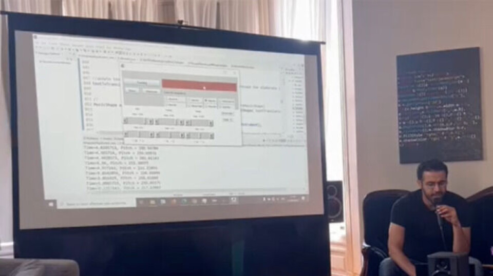 Fadi Al-Ghawanmeh som opptrer med responsiv datamaskinakkompanjatør. Dataskjerm