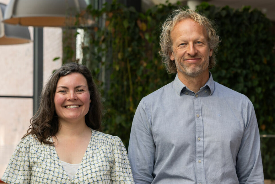 Angela Martin fotografert på dagen hun forsvarte sitt doktorgradsarbeid, saman med Esben Moland, som var rettleiaren hennar under arbeidet.