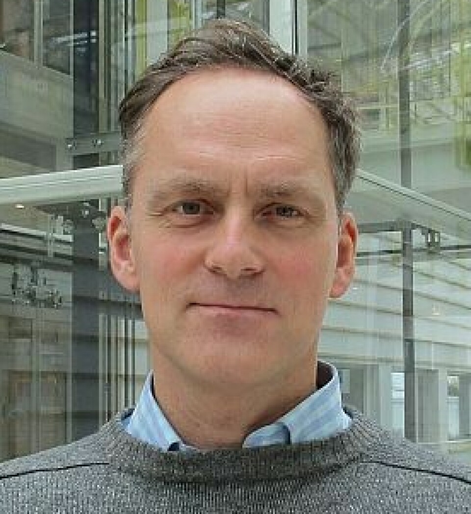 – Golfstrømmen er sterkest utenfor østkysten av USA og blir svakere når den kommer østover mot Europa. Dette mønsteret ser vi ikke oppe i nord, sier professor Pål E. Isachsen.