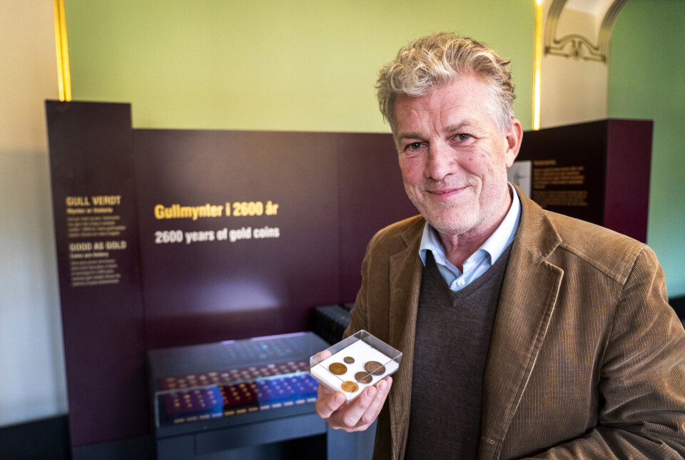 Myntekspert Svein Gullbekk før åpningen av en miniutstilling på Historisk museum i Oslo, som stiller ut de første myntene og sedlene som ble trykket.