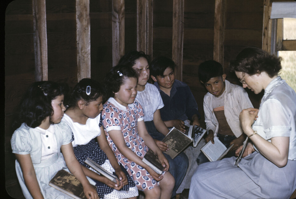 Bethany Indian Mission School var i drift fra 1884 til 1955. Formålet var å kristne barna til stammene i Wisconsin. Bildet er fra 1920. En gruppe barn med lærer.