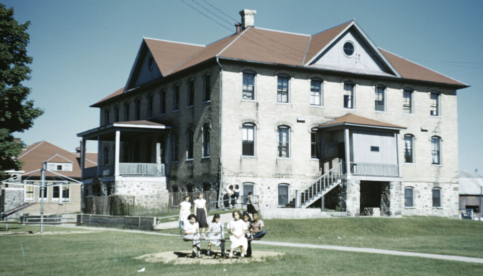 Bygningen for jenter på Bethany Mission Indian School. I kjelleren lå kjøkkenet og spisesalen. I øvrige etasjer var det sovesaler. Bygning i Wisconsin.