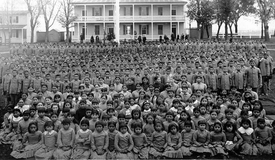 Elevene ved Carlisle Indian School. President Joe Biden sa i sin tale i 2024 at «generasjoner av urfolksbarn ble stjålet, fraktet til steder de ikke kjente, med mennesker de aldri hadde møtt, som snakket et språk de aldri hadde hørt.» Gruppebilde av elevene ved en internatskole.