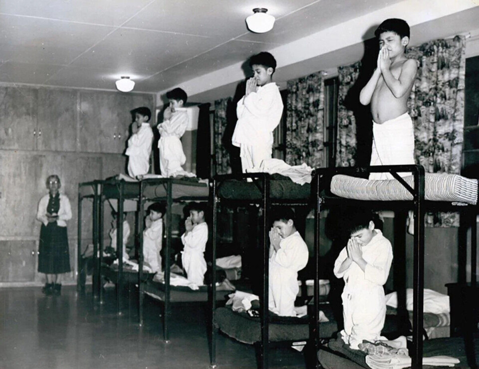 Internatskoler var også Canadas politikk for å integrere urbefolkningen. Bildet er tatt i 1950 på en kristen internatskole i Ontario. Gutter i sovesal som ber.