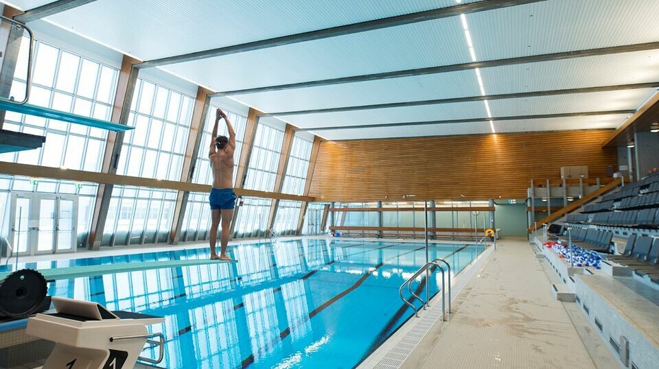 NIH har en egen svømmeskole i svømmehallen på høgskolen. Der blir barn fra fem år og oppover kjent med og trygge i vann.