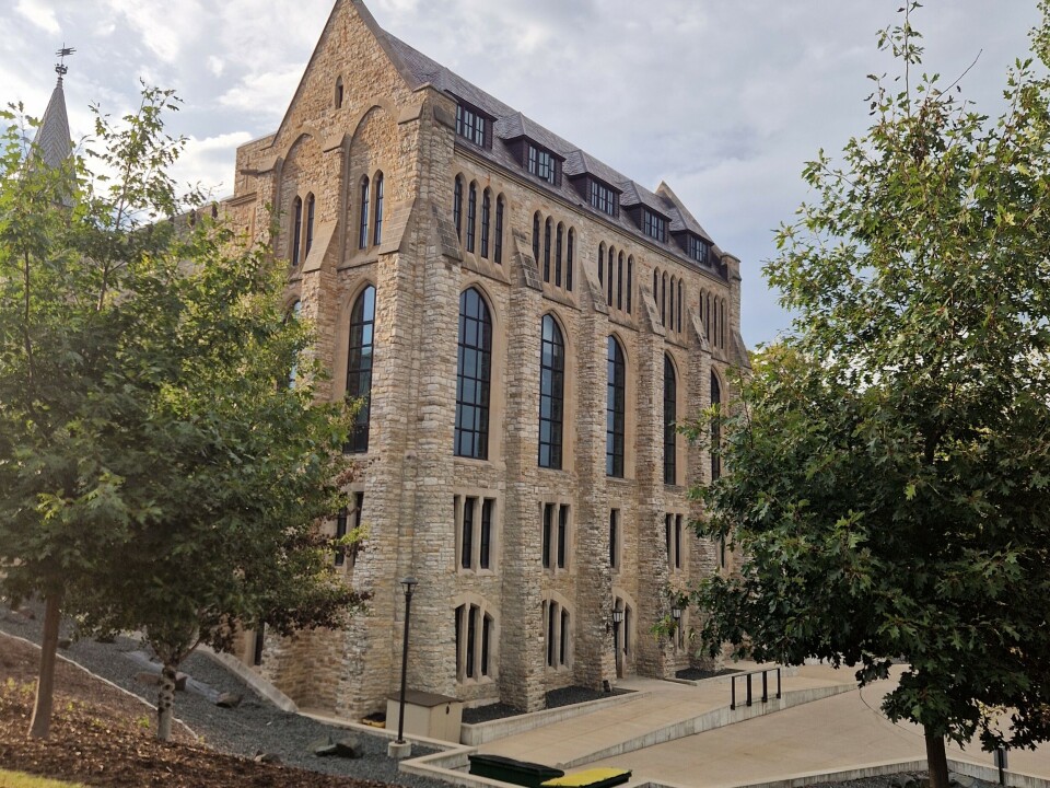 De norske kirkesamfunnene i Midtvesten opprettet colleger for utdanning av prester og for barn av norske innvandrere. St.Olaf College i Minnesota ble grunnlagt i 1874. Skolebygning i mur.