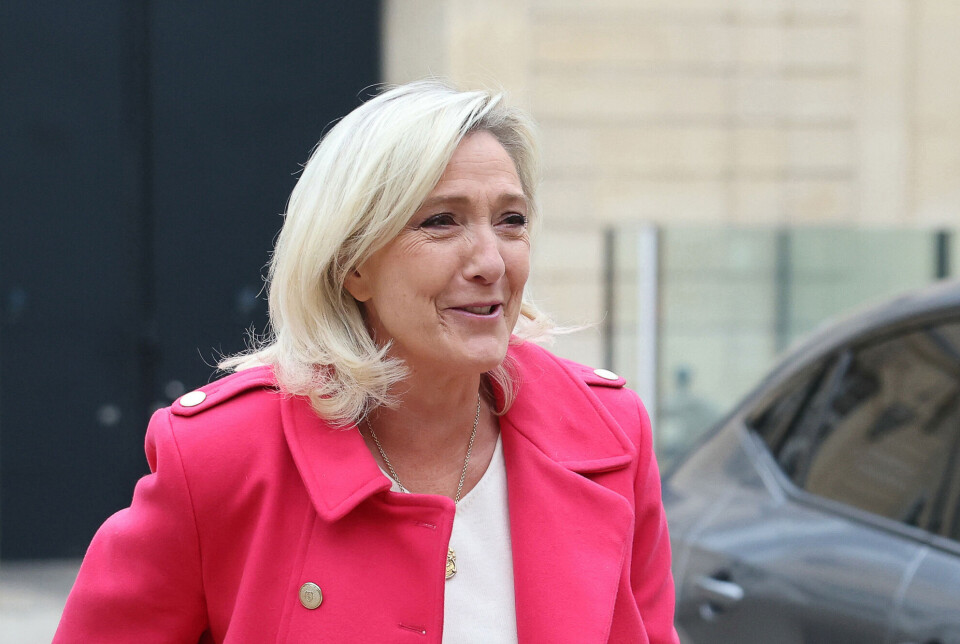 Den franske høyresidens dronning Marine Le Pen og hennes parti Nasjonal Samling leder klart på meningsmålingene i Frankrike. Le Pen er selv fradømt retten til å stille til valg.