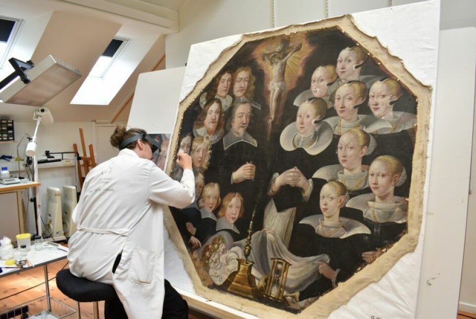 Malerikonservator Hilde Smedstad Moore behandler maleriet av Godtzen-familien.