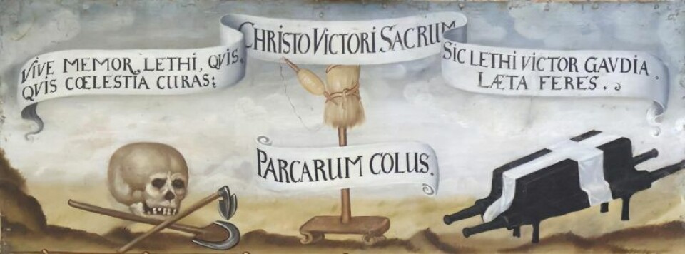 På minnetavlen over Hiermann-familien ser vi tre Memento mori-symboler. I midten ser vi skjebnegudinnenes håndtein. Skjebnegudinnene spinner, måler og kutter menneskenes livstråd, en referanse til livets korthet.