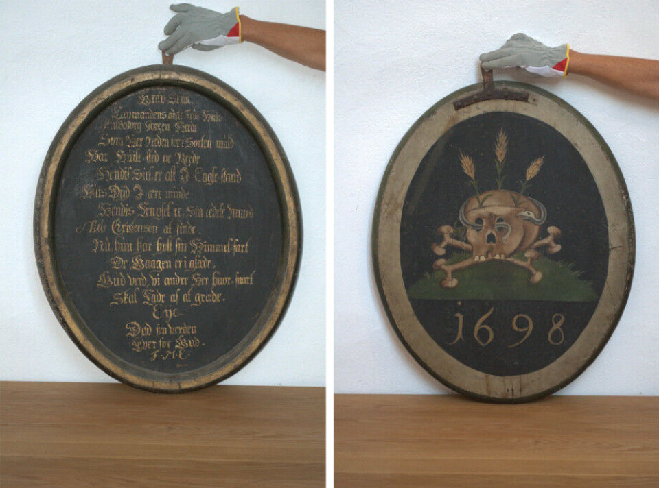 Epitafiet til minne om Huldeborg Søfrensdatter Godtzen (1698). Den ene siden har en minnetekst over Huldeborg Godtzen. Den andre viser en hodeskalle hvor tre gylne kornaks vokser opp. Dette var en vanlig fremstilling av oppstandelsen og det evige liv.