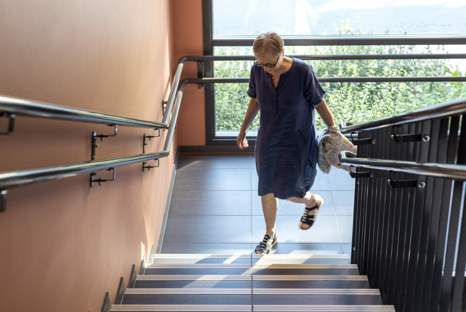 Trening i trapp. Ragnhild Langli bor i fjerde etasje i en blokk på Lade i Trondheim, og bruker trappa inne for å trene seg opp. – Først klarte jeg bare én etasje, men nå klarer jeg flere, sier hun.