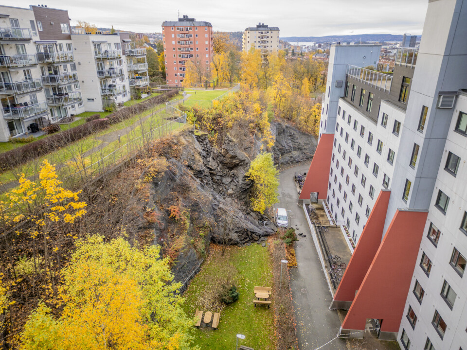 Dronebilder fra raset på Carl Berner i Oslo tatt mandag morgen. Søndag kveld gikk det et omfattende jord- og steinras i skråningen.