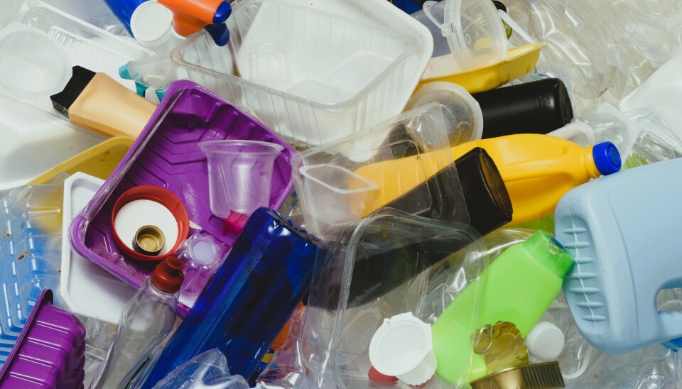 - Man har lyst til å tro at plasten vi bruker er trygg, men uavhengige studier viser at det trolig ikke er slik, sier Sandtorv. En haug av fargerike beholdere, emballasje og flasker av plast.