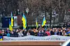 Samling ukrainere foran Stortinget.