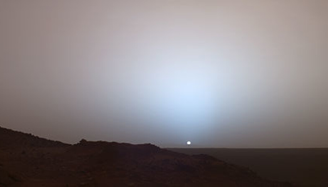 "Slik ser solnedgangen på Mars ut. Siden Mars er lenger unna solen enn det jorden er, ser solen bare to tredjedeler så stor ut. Bildet ble tatt i mai 2005 i Gusev-krateret av NASAs Mars Exploration Rover Spirit." "Slik ser solnedgangen på Mars ut. Siden Mars er lenger unna solen enn det jorden er, ser solen bare to tredjedeler så stor ut. Bildet ble tatt i mai 2005 i Gusev-krateret av NASAs Mars Exploration Rover Spirit."