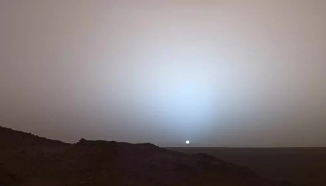 "Slik ser solnedgangen på Mars ut. Siden Mars er lenger unna solen enn det jorden er, ser solen bare to tredjedeler så stor ut. Bildet ble tatt i mai 2005 i Gusev-krateret av NASAs Mars Exploration Rover Spirit."