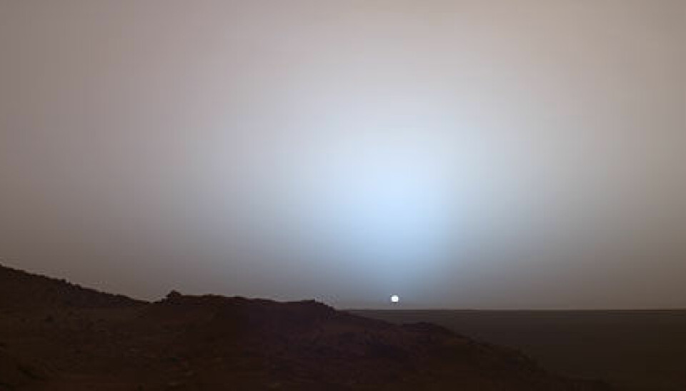 "Slik ser solnedgangen på Mars ut. Siden Mars er lenger unna solen enn det jorden er, ser solen bare to tredjedeler så stor ut. Bildet ble tatt i mai 2005 i Gusev-krateret av NASAs Mars Exploration Rover Spirit."