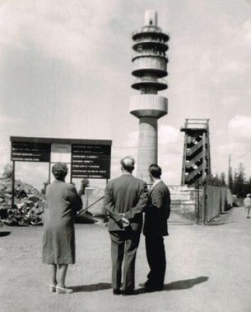 Tryvannstårnet under bygging i 1961. Til høyre står fortsatt det gamle utsiktstårnet av tre. Tryvannstårnet ble i mange år brukt til kringasting av FM og fjernsyn. (Foto: Trarir, CC-BY-SA 3.0 Unported) Tryvannstårnet under bygging i 1961. Til høyre står fortsatt det gamle utsiktstårnet av tre. Tryvannstårnet ble i mange år brukt til kringasting av FM og fjernsyn. (Foto: Trarir, CC-BY-SA 3.0 Unported)