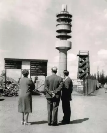 Tryvannstårnet under bygging i 1961. Til høyre står fortsatt det gamle utsiktstårnet av tre. Tryvannstårnet ble i mange år brukt til kringasting av FM og fjernsyn. (Foto: Trarir, CC-BY-SA 3.0 Unported)