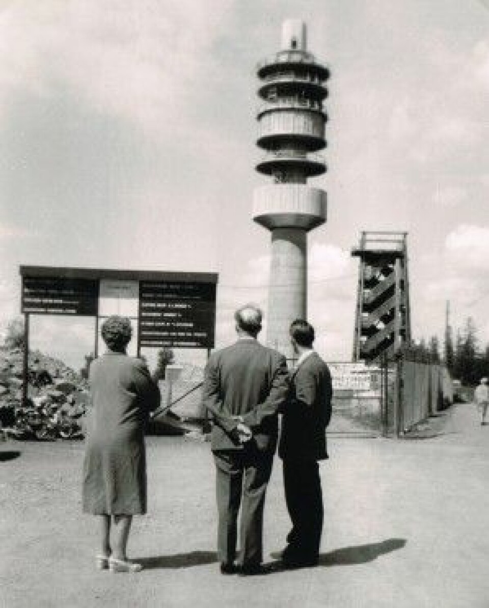Tryvannstårnet under bygging i 1961. Til høyre står fortsatt det gamle utsiktstårnet av tre. Tryvannstårnet ble i mange år brukt til kringasting av FM og fjernsyn. (Foto: Trarir, CC-BY-SA 3.0 Unported)