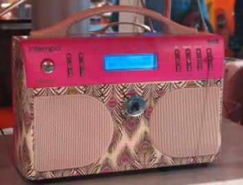 DAB-radioer kan også appellere til nostalgien. Her en 13 år gammel modell fra den internasjonale kringkastingsutstillingen IFA i Berlin i 2005. (Foto: Arnfinn Christensen, forskning.no) DAB-radioer kan også appellere til nostalgien. Her en 13 år gammel modell fra den internasjonale kringkastingsutstillingen IFA i Berlin i 2005. (Foto: Arnfinn Christensen, forskning.no)