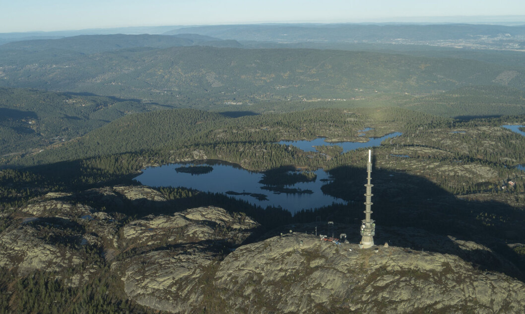 DAB-radiosignalene fra ulike sendere forsterker hverandre istedenfor å forstyrre hverandre, som på FM. Her er Jonsknuten hovedsender i Buskerud. (Foto: Arnfinn Christensen, forskning.no) DAB-radiosignalene fra ulike sendere forsterker hverandre istedenfor å forstyrre hverandre, som på FM. Her er Jonsknuten hovedsender i Buskerud. (Foto: Arnfinn Christensen, forskning.no)