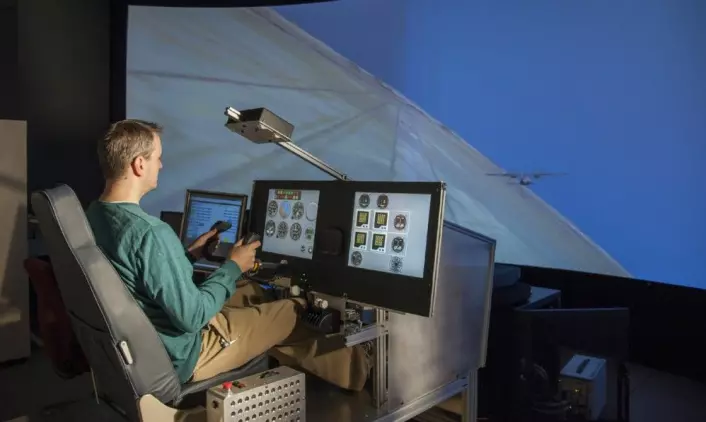 NASAs eksperimentfly X-57 Maxwell prøves ut i simulator av prosjektleder Sean Clarke. Når elektriske fly er ferdig utviklede, kan styringen overlates til kunstig intelligens. (Foto: NASA Photo / Lauren Hughes)