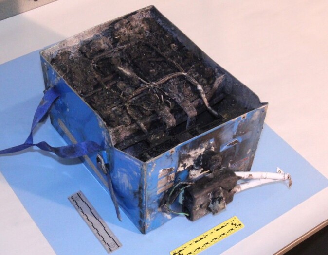 Restene av et batteri i en Japan Air Lines Boeing 787 Dreamliner som tok fyr på Boston Logan Airport 7. januar 2013. Elektriske fly må ha sikker innkapsling av batterier, eller aller helst nye batterityper som ikke kan brenne. Amerikanske forskere har utviklet en prototyp på et slikt batteri. (Foto: National Transportation Safety Board, USA) Restene av et batteri i en Japan Air Lines Boeing 787 Dreamliner som tok fyr på Boston Logan Airport 7. januar 2013. Elektriske fly må ha sikker innkapsling av batterier, eller aller helst nye batterityper som ikke kan brenne. Amerikanske forskere har utviklet en prototyp på et slikt batteri. (Foto: National Transportation Safety Board, USA)