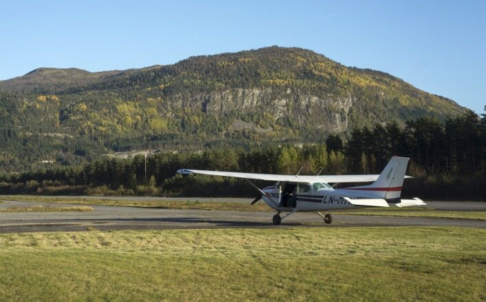 I dag blir Voss flyplass Bømoen brukt av småfly og til annen luftsport, fallskjermhopping og seilflyging. I framtida kan flyplasser som denne bli gull verd for lokalsamfunn som får rask og bynær forbindelse med andre småflyplasser med elektriske fly. Åsen i bakgrunnen er den samme som er nevnt i beskrivelsen av den trange innflygningen fra øst. (Foto: Arnfinn Christensen, forskning.no) I dag blir Voss flyplass Bømoen brukt av småfly og til annen luftsport, fallskjermhopping og seilflyging. I framtida kan flyplasser som denne bli gull verd for lokalsamfunn som får rask og bynær forbindelse med andre småflyplasser med elektriske fly. Åsen i bakgrunnen er den samme som er nevnt i beskrivelsen av den trange innflygningen fra øst. (Foto: Arnfinn Christensen, forskning.no)