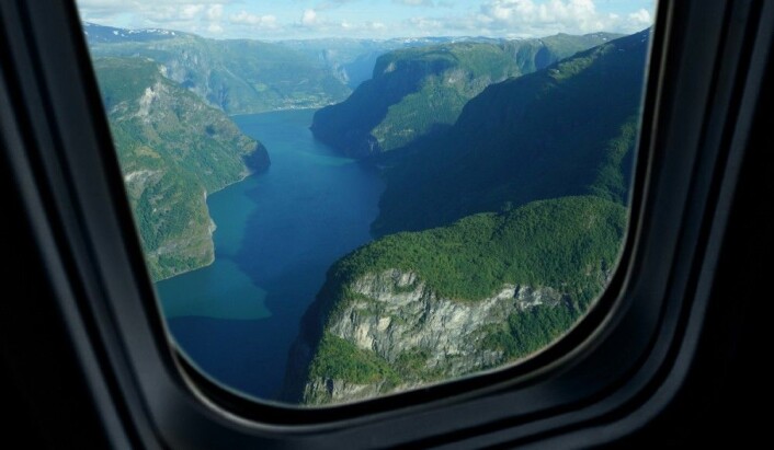 Første generasjon elektriske fly vil trolig fly lavere og over kortere strekk enn dagens jetfly. Til gjengjeld blir utsikten desto bedre. (Fotomontasje: forgrunn – <a href="http://www.colourbox.no">www.colourbox.no</a>, mot bakgrunn – Arnfinn Christensen, forskning.no) Første generasjon elektriske fly vil trolig fly lavere og over kortere strekk enn dagens jetfly. Til gjengjeld blir utsikten desto bedre. (Fotomontasje: forgrunn – <a href="http://www.colourbox.no">www.colourbox.no</a>, mot bakgrunn – Arnfinn Christensen, forskning.no)