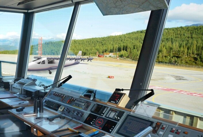 I framtida kan kontrolltårn bli ubemannede – eller ansvaret overlatt til den samme kunstige intelligensen som styrer flyene, overvåket av store kontrollsentraler. Her fra kontrolltårnet på Sogndal flyplass Haukåsen, 2012, med et elektrisk fly innmontert for å gi vinger til fantasien. (Foto: Arnfinn Christensen, forskning.no, med grafikk fra NASA Langley/Advanced Concepts Lab, AMA, Inc.) I framtida kan kontrolltårn bli ubemannede – eller ansvaret overlatt til den samme kunstige intelligensen som styrer flyene, overvåket av store kontrollsentraler. Her fra kontrolltårnet på Sogndal flyplass Haukåsen, 2012, med et elektrisk fly innmontert for å gi vinger til fantasien. (Foto: Arnfinn Christensen, forskning.no, med grafikk fra NASA Langley/Advanced Concepts Lab, AMA, Inc.)