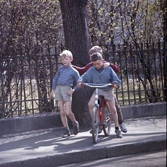 Da alle fikk bil, var sykkelen forbeholdt fattige, studenter og barn. De sistnevnte trakk gjerne opp på fortauet, som disse guttene i Homannsbyen i Oslo helt på slutten av 1960-tallet. (Foto: Henrik Ørsted, Oslo Museum, <a href="http://creativecommons.org/licenses/by-sa/3.0/no/">CC BY-SA 3.0</a>) Da alle fikk bil, var sykkelen forbeholdt fattige, studenter og barn. De sistnevnte trakk gjerne opp på fortauet, som disse guttene i Homannsbyen i Oslo helt på slutten av 1960-tallet. (Foto: Henrik Ørsted, Oslo Museum, <a href="http://creativecommons.org/licenses/by-sa/3.0/no/">CC BY-SA 3.0</a>)