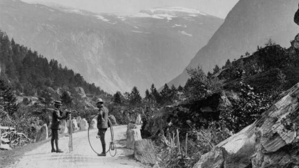 De store forhjulene sørget for mest mulig fart, men økte også faren for stygge fall. Her på ferietur med veltepetter i Møre og Romsdal, sannsynligvis mellom 1885 og 1890. (Foto: Axel Lindahl, Norsk Folkemuseum, <a href="http://creativecommons.org/publicdomain/mark/1.0/deed.no">CC pdm</a>) De store forhjulene sørget for mest mulig fart, men økte også faren for stygge fall. Her på ferietur med veltepetter i Møre og Romsdal, sannsynligvis mellom 1885 og 1890. (Foto: Axel Lindahl, Norsk Folkemuseum, <a href="http://creativecommons.org/publicdomain/mark/1.0/deed.no">CC pdm</a>)