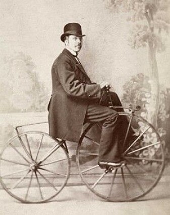 Grosserer Anders Larsen på en «boneshaker» ca. 1875–1880. (Foto: Carl Christian Wischmann, Oslo Museum, <a href="http://creativecommons.org/licenses/by-sa/4.0/deed.no">CC BY-SA 4.0</a>) Grosserer Anders Larsen på en «boneshaker» ca. 1875–1880. (Foto: Carl Christian Wischmann, Oslo Museum, <a href="http://creativecommons.org/licenses/by-sa/4.0/deed.no">CC BY-SA 4.0</a>)