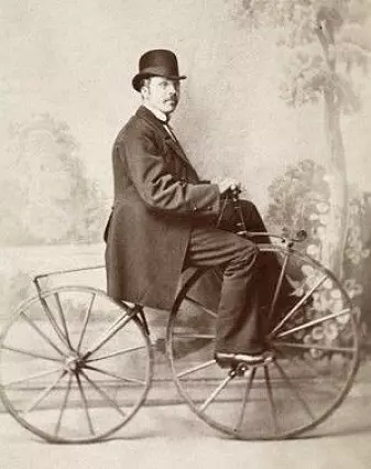 Grosserer Anders Larsen på en «boneshaker» ca. 1875–1880. (Foto: Carl Christian Wischmann, Oslo Museum, <a href="http://creativecommons.org/licenses/by-sa/4.0/deed.no">CC BY-SA 4.0</a>)