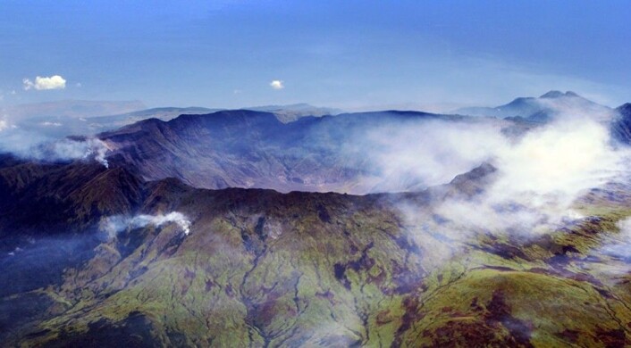 Året 1816 er også kalt «Året uten sommer». Årsaken var den indonesiske vulkanen Tambora, som under et utbrudd spydde enorme mengder med støv opp i atmosfæren. I Vest-Europa og det østlige Nord-Amerika førte dette til at sollys forsvant, det ble kaldere og avlinger sviktet. Norden ble ikke like hardt rammet. (Foto: Jialiang Gao/ Wikimedia Commons) Året 1816 er også kalt «Året uten sommer». Årsaken var den indonesiske vulkanen Tambora, som under et utbrudd spydde enorme mengder med støv opp i atmosfæren. I Vest-Europa og det østlige Nord-Amerika førte dette til at sollys forsvant, det ble kaldere og avlinger sviktet. Norden ble ikke like hardt rammet. (Foto: Jialiang Gao/ Wikimedia Commons)
