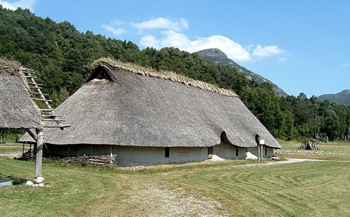 Landsbyen Landa i Forsand i Rogaland var bosatt i over 2000 år sammenhengende – både i bronsealderen og jernalderen – helt fram til tiden rundt katastrofen i år 536. Mest folk bodde det her i folkevandringstiden, like før folk forsvant. Bronsealderhuset på bildet er fra 1500 år før katastrofen. Men byggeskikkene forandret seg ikke veldig mye på denne tiden. (Foto: Hallvard Nygård /Wikimedia Commons) Landsbyen Landa i Forsand i Rogaland var bosatt i over 2000 år sammenhengende – både i bronsealderen og jernalderen – helt fram til tiden rundt katastrofen i år 536. Mest folk bodde det her i folkevandringstiden, like før folk forsvant. Bronsealderhuset på bildet er fra 1500 år før katastrofen. Men byggeskikkene forandret seg ikke veldig mye på denne tiden. (Foto: Hallvard Nygård /Wikimedia Commons)