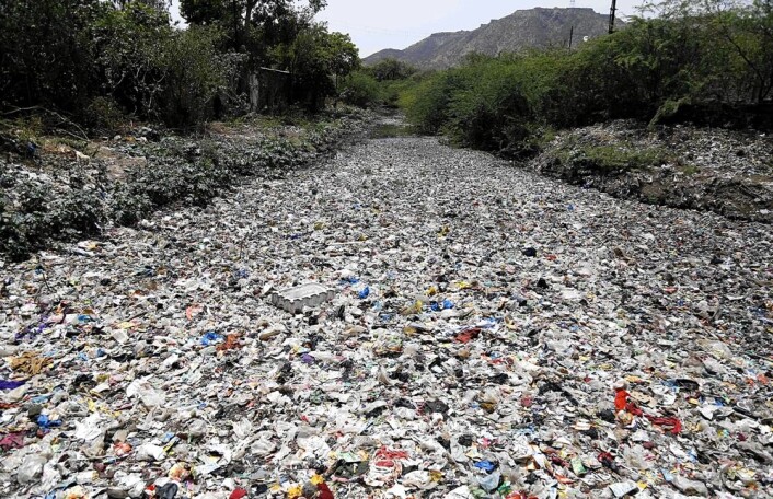 Elven Ajmer i den indiske delstaten Rajasthan er full av plast og annet søppel. (Foto: Himanshu Sharma/AFP/NTB scanpix) Elven Ajmer i den indiske delstaten Rajasthan er full av plast og annet søppel. (Foto: Himanshu Sharma/AFP/NTB scanpix)