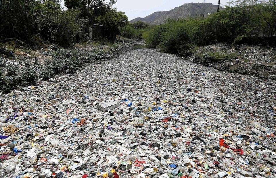 Elven Ajmer i den indiske delstaten Rajasthan er full av plast og annet søppel. (Foto: Himanshu Sharma/AFP/NTB scanpix)