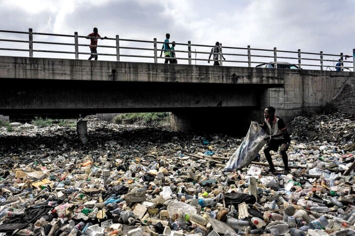 Plastikkflasker dekker fullstendig elven Kalamu som renner gjennom sentrum av Kongos hovedstad Kinshasa. (John Wessels/AFP/NTB scanpix) Plastikkflasker dekker fullstendig elven Kalamu som renner gjennom sentrum av Kongos hovedstad Kinshasa. (John Wessels/AFP/NTB scanpix)