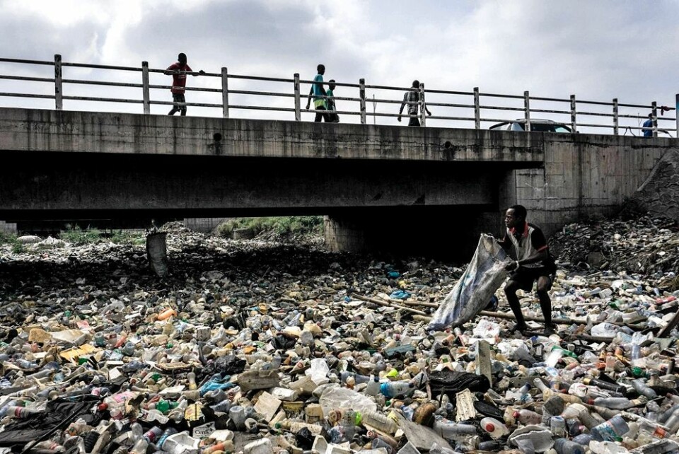 Plastikkflasker dekker fullstendig elven Kalamu som renner gjennom sentrum av Kongos hovedstad Kinshasa. (John Wessels/AFP/NTB scanpix)
